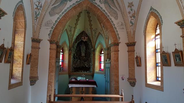 im Innern der kleinen Kirche