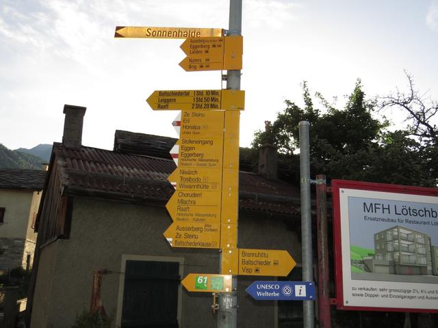 Wegweiser beim Bahnhof von Ausserberg 1008 m.ü.M. Unsere heutige Wanderung wird uns hinauf zur Wiwannihütte führen