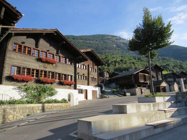 vom Bahnhof Ausserberg laufen wir aufwärts durch dieses charaktervolle Walliser Dorf