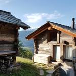 ...und erreichen bald die von Wind und Wetter dunkel gebräunten Maiensäss Hütten bei Niwärch 1189 m.ü.M.