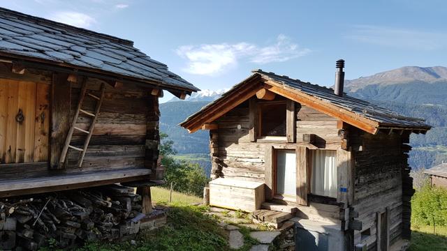 ...und erreichen bald die von Wind und Wetter dunkel gebräunten Maiensäss Hütten bei Niwärch 1189 m.ü.M.