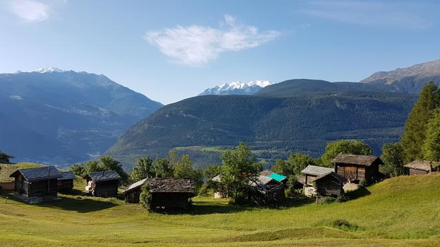 Blick zurück nach Niwäch. Links erscheint die Fletschhorngruppe. In der Bildmitte erkennt man die Balfrin- und Mischabelgruppe