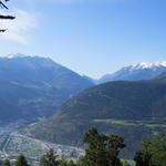 zwischendurch gibt der Wald die Sicht frei und wir können ein grandioses Panorama bestaunen