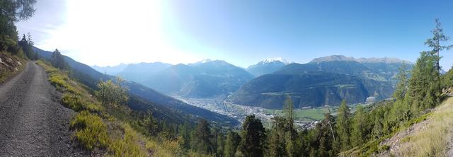 schönes Breitbildfoto mit Blick ins Rhonetal. Bei Breitbildfotos nach dem anklicken, immer noch auf Vollgrösse klicken