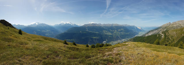 super schönes Breitbildfoto aufgenommen bei Grüese, mit Blick ins Rhonetal und in die Walliser Alpen