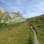 vor uns taucht das Wiwannihorn, und direkt auf dem Sattel die Wiwannihütte auf