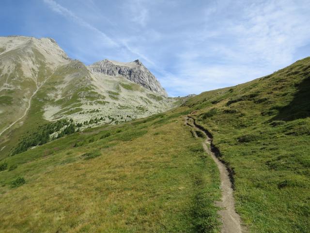 vor uns taucht das Wiwannihorn, und direkt auf dem Sattel die Wiwannihütte auf