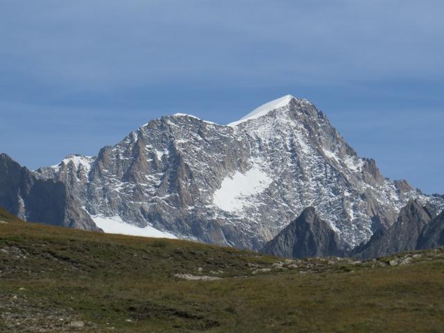 rechts von uns taucht das Nesthorn auf