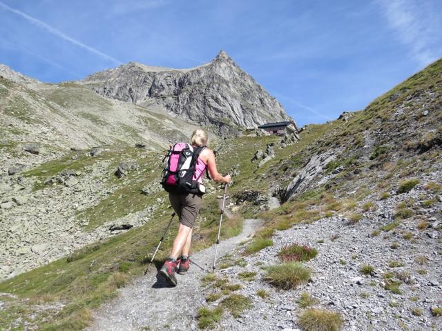 beim kleinen Hügel mit Gipfelkreuz, direkt neben der Wiwannihütte, steigen wir nun hinauf