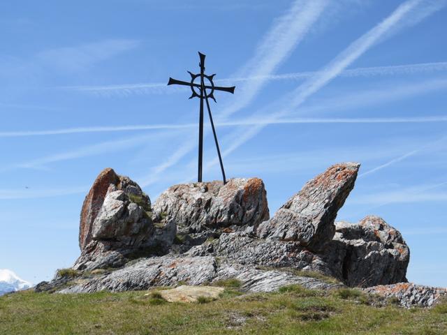 bei diesem kleinen Hügel mit Gipfelkreuz 2471 m.ü.M., und dem komischen Namen Roti Chüe, legen wir die Mittagsrast ein