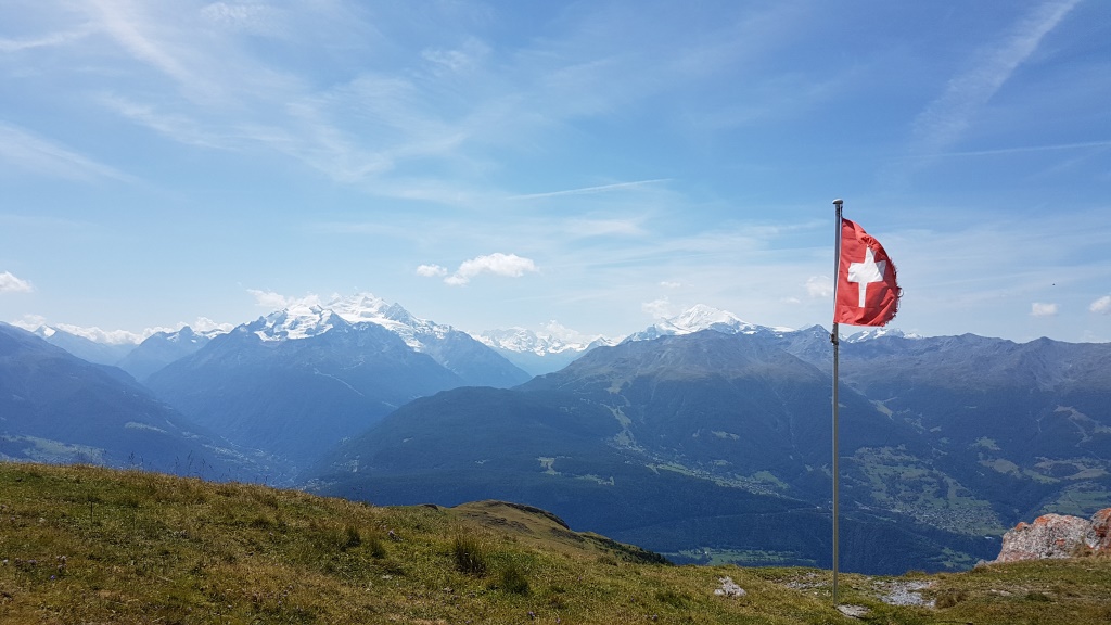 draussen auf der Terrasse geniessen wir einen Hüttenkaffee und die schöne Aussicht