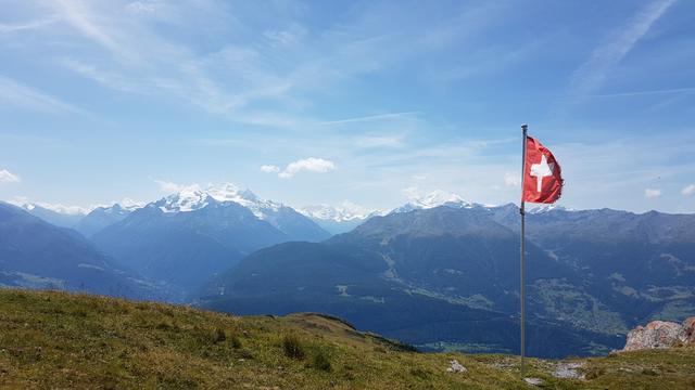 draussen auf der Terrasse geniessen wir einen Hüttenkaffee und die schöne Aussicht