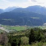 die Aussicht auf das tief unter uns liegende Rhonetal, Visp, die steilen Eisflanken der Bergriesen sind umwerfend