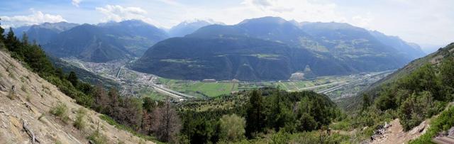 die Aussicht auf das tief unter uns liegende Rhonetal, Visp, die steilen Eisflanken der Bergriesen sind umwerfend