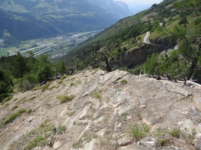 über feines, rutschiges Geröll und schräg talabwärts zeigende Felsplatten führt der Wanderweg, steil abwärts