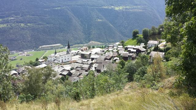 Blick auf Ausserberg mit seiner grossen Kirche