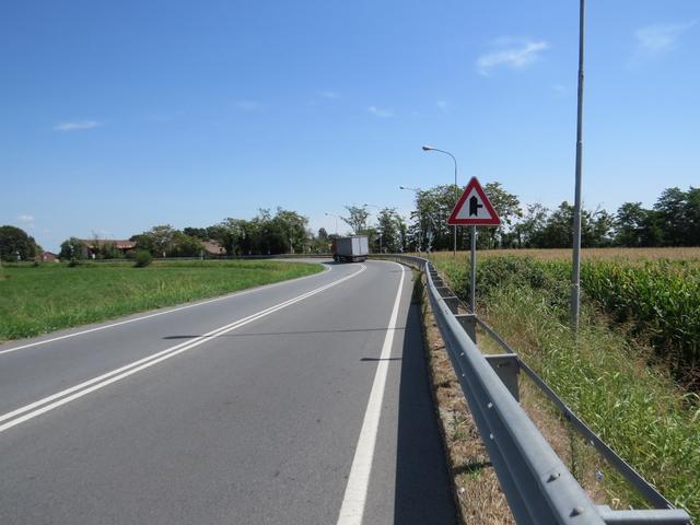 ein kurzes Stück, führt die Via Francigena der Hauptstrasse entlang...