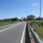 ein kurzes Stück, führt die Via Francigena der Hauptstrasse entlang...