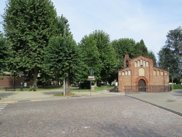 seit Jahrhunderten ziehen Pilger an der Backsteinkirche San Pietro 12.Jhr. vorbei