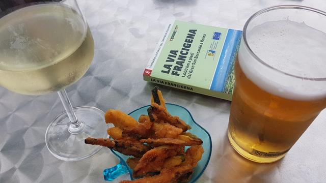 auf der schönen Piazza Cavour in Vercelli nehmen wir den ersten Aperitivo zu uns