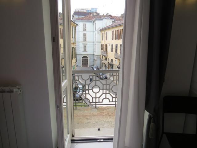 Blick von Zimmer aus, über der Terrazza, auf die Altstadt von Vercelli