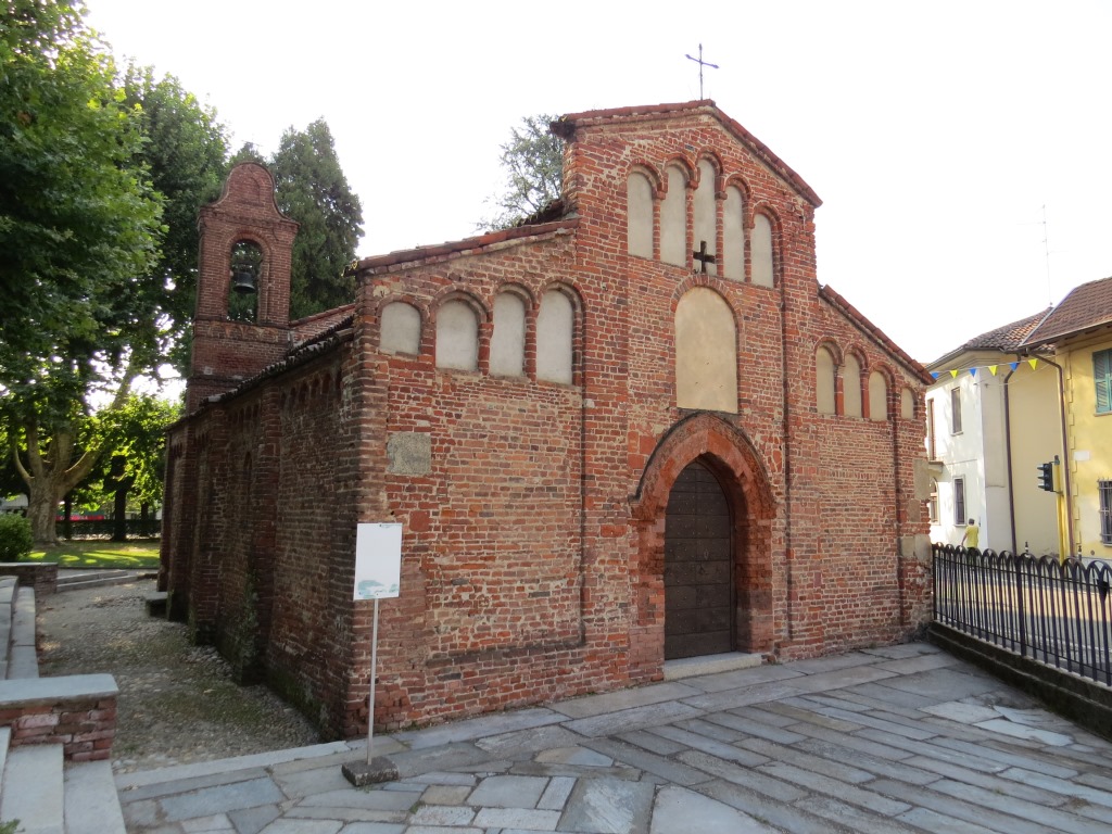 ...geht es mit dem Zug nach Robbio und danach zur Backsteinkirche San Pietro 12.Jhr.