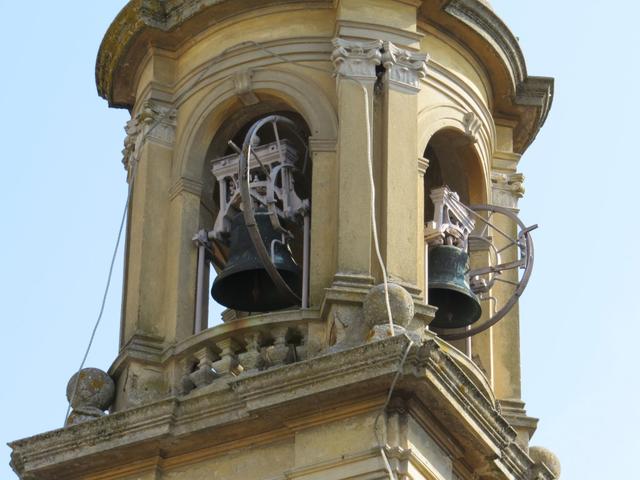 ...mit dem typischen Kirchenturm 