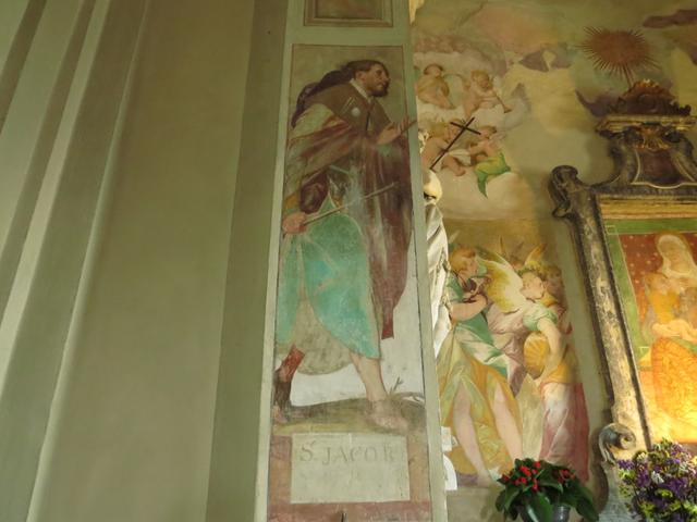 links neben dem Altar ist Jakobus als Pilger ersichtlich. Sofort kommt uns der Jakobsweg in den Sinn