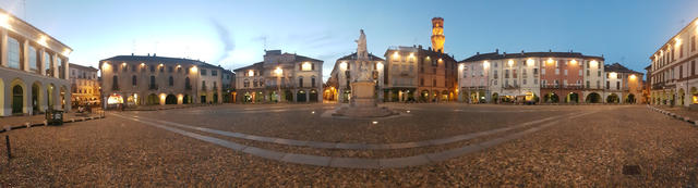 sehr schönes Breitbildfoto der Piazza Cavour in Vercelli