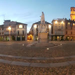 sehr schönes Breitbildfoto der Piazza Cavour in Vercelli