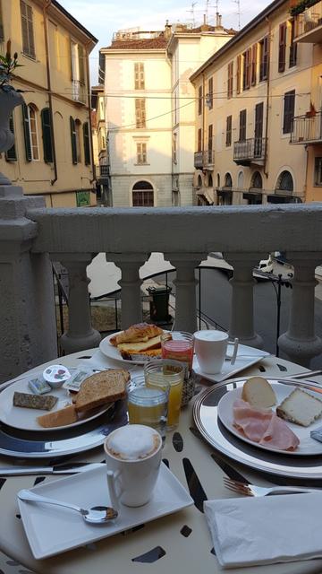 nach einem guten Frühstück auf der Terrasse des B&B La Terrazza mitten in der Altstadt von Vercelli...