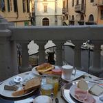 nach einem guten Frühstück auf der Terrasse des B&B La Terrazza mitten in der Altstadt von Vercelli...