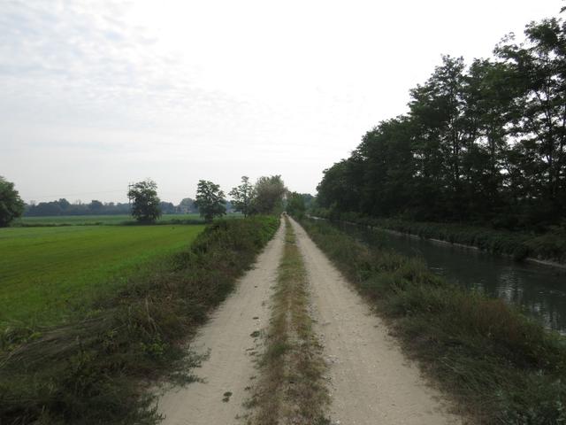 ...überqueren den Kanal, und laufen über die Variante, zur Wallfahrtskirche Madonna della Bozzola