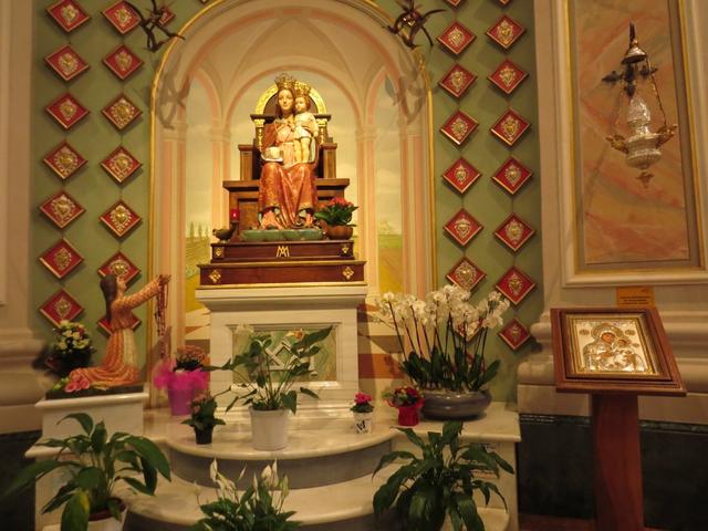 die Statue der Gottesmutter mit der Seherin Maria Benedetta befindet sich hinter dem Altar