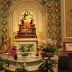 die Statue der Gottesmutter mit der Seherin Maria Benedetta befindet sich hinter dem Altar