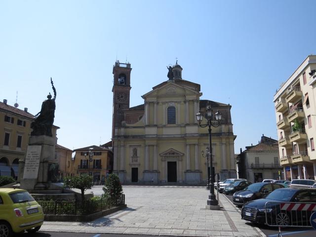 vorbei an der Kirche Santa Maria Assunta mit seiner im Inneren sehenswerte barocke Architektur...