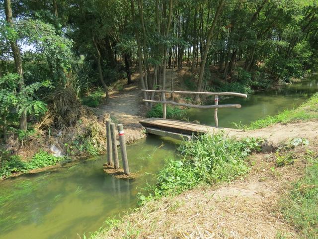 über eine kleine Brücke überqueren wir ein Kanal