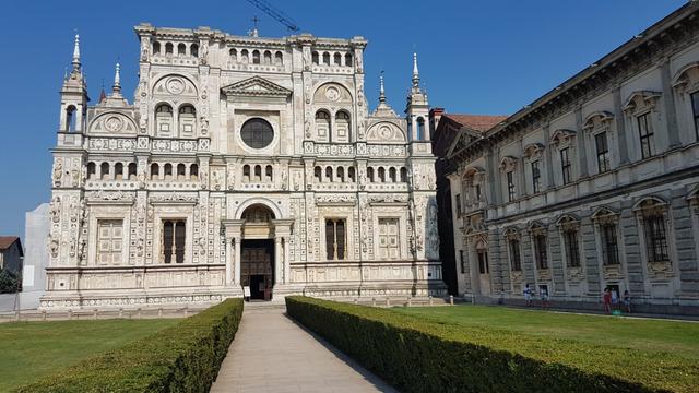 die besonders eindrucksvolle Renaissancefassade der Kirche Madonna delle Grazie 13.Jhr.