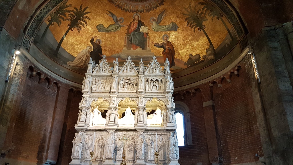 bei der monumentalen Grabstelle des Heiligen Augustus