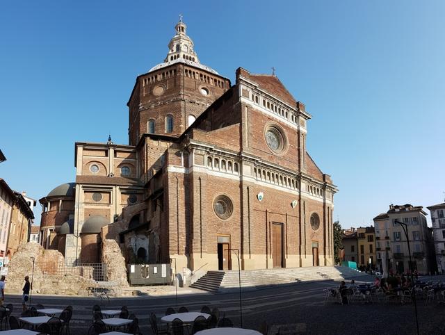 Pavias Dom 14.Jhr. ist ein imposantes Bauwerk mit dem Grundriss in der Form eines griechischen Kreuzes