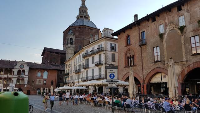 zurück auf der Piazza della Vittoria geniessen wir das Nachtleben