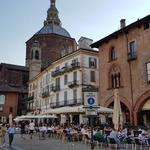 zurück auf der Piazza della Vittoria geniessen wir das Nachtleben