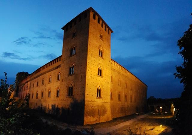 vorbei am Castello Visconteo das 1360 von Galeazzo II. Visconti errichtet wurde, gehen wir zu unserem B&B