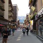 wir schlendern durch die Bahnhofstrasse von Zermatt