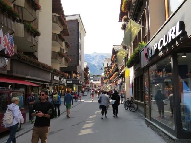wir schlendern durch die Bahnhofstrasse von Zermatt