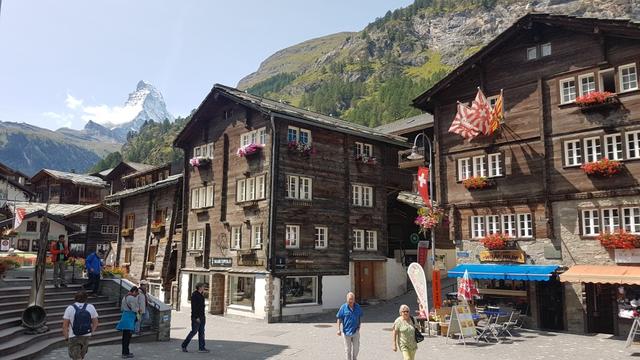 Vater und Sohn Taugwalder, (Erstbesteiger Matterhorn), wohnten im rechten Haus. Heute eine Döner-Bude!!