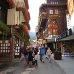 an der Bahnhofstrasse, bei der Gees Bar, zweigt eine enge Gasse rechts ab, die in die Triftschlucht hineinführt