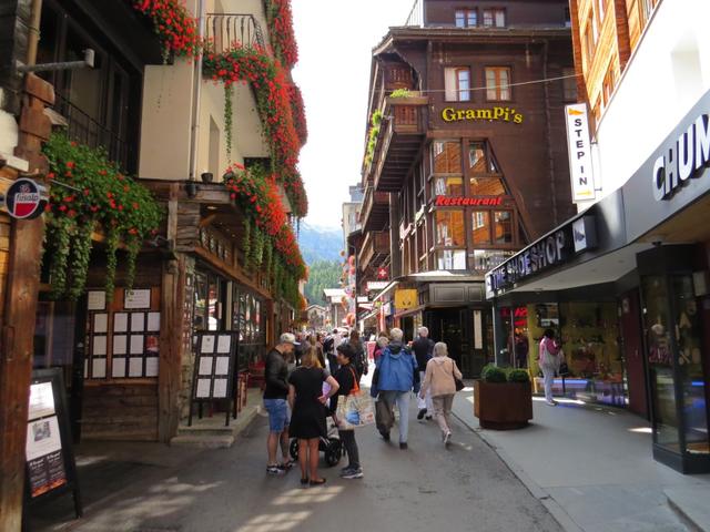 an der Bahnhofstrasse, bei der Gees Bar, zweigt eine enge Gasse rechts ab, die in die Triftschlucht hineinführt