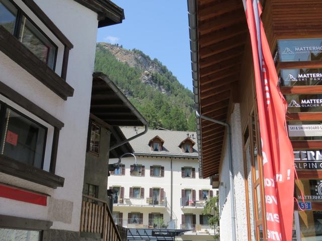 Blick hinauf nach Alterhaupt und zum Bergrestaurant Edelweiss. Auf Vollgrösse klicken, dann sieht man das Restaurant