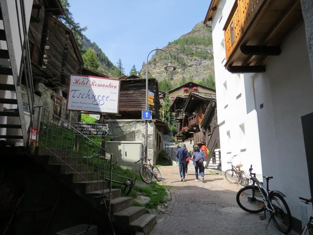 nach einigen Häuser und Hotels, verlässt der Wanderweg Zermatt